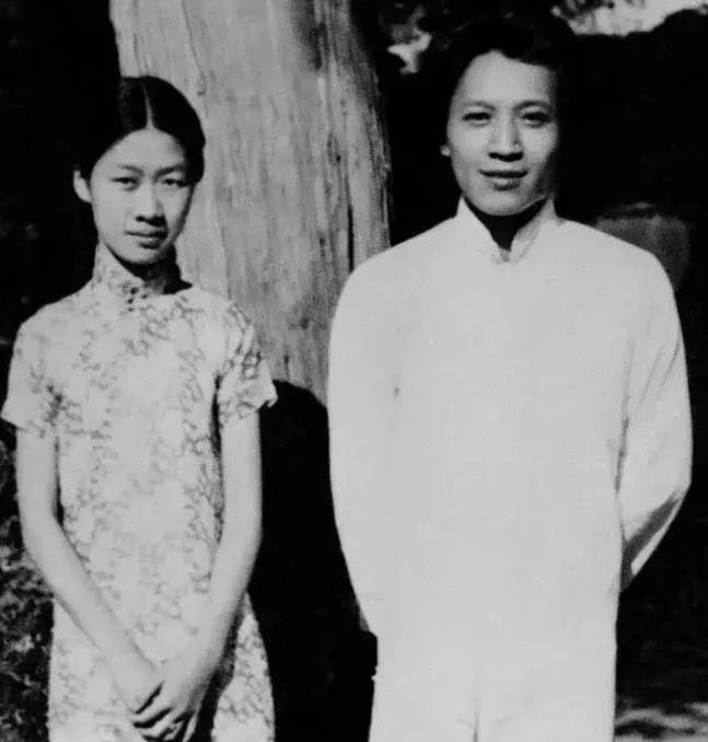 1933年，钱钟书追求燕大校花赵萝蕤，可赵萝蕤根本没有看上他，而是喜欢当时一文不