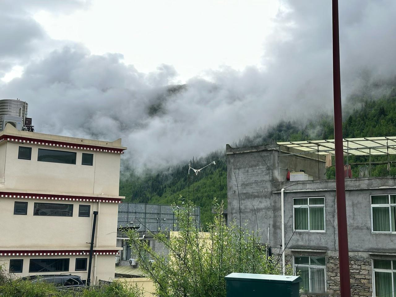云雾缭绕的山间小镇，宁静而神秘。