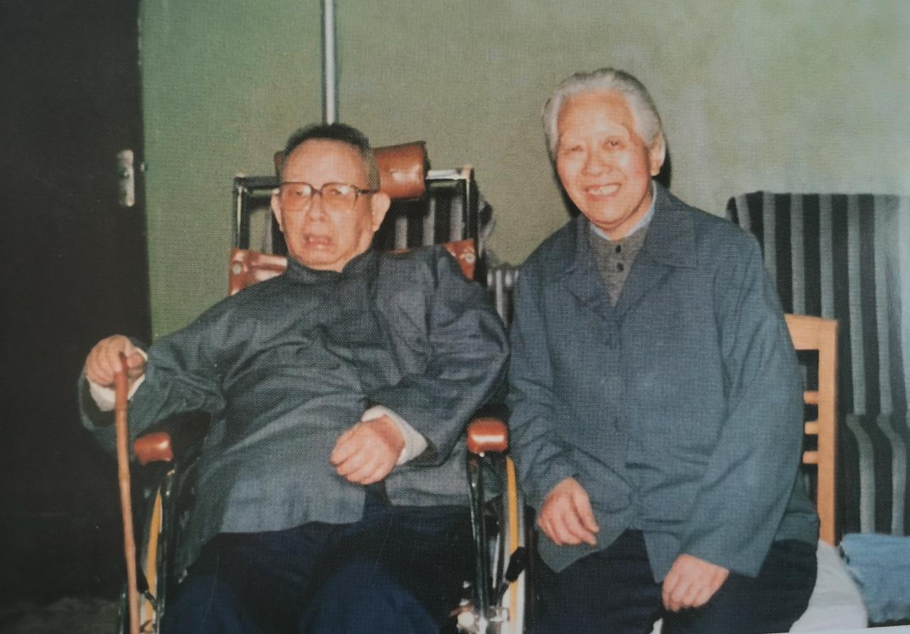 你能想象左边这位老人，就是当年让日军和国民党军闻风丧胆的王老虎王必成将军吗？开