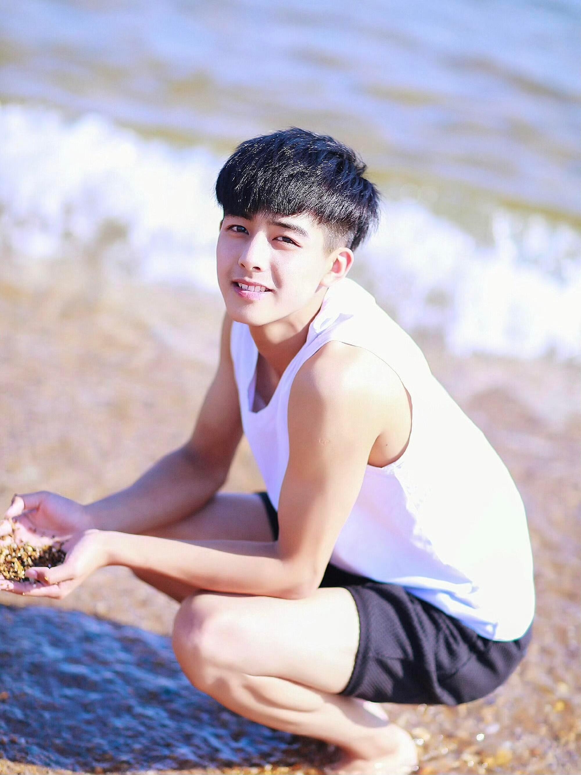 “长腿老头”宋威龙｜16岁的海岛舒适男孩当你站在那个夏天的海岸线，你还是我们心里