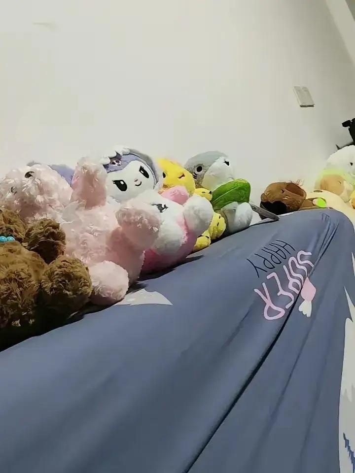 我婆婆真的是个人才，昨晚下了雪。社区找人扫雪300块钱一天，我婆婆报名一定要去，