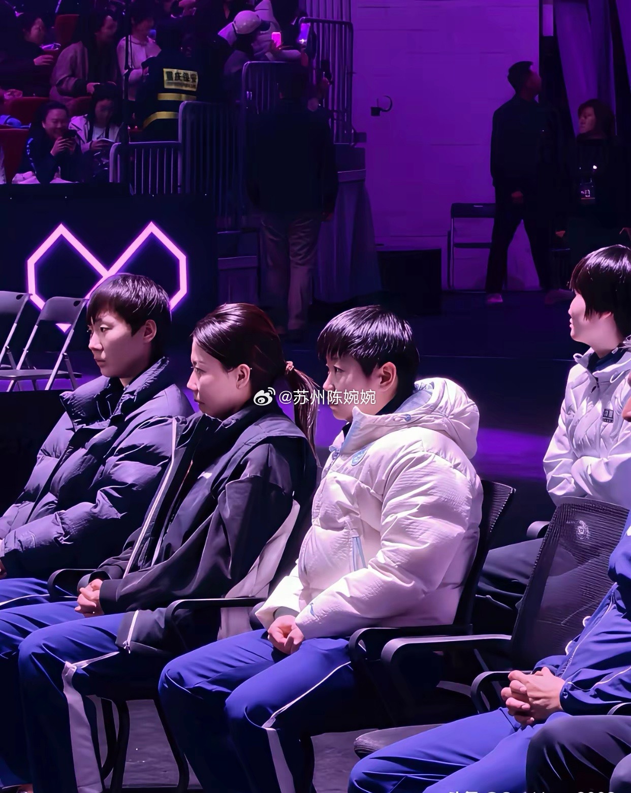 3.15日，莎莎和曼昱都到决赛现场看比赛了。重庆冠军赛的女单决赛现场，蒯曼对战张