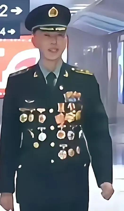 他是中国新一代超级兵王，靠军事提干，到两杠一星第一人，身上挂满了荣誉勋章，18岁