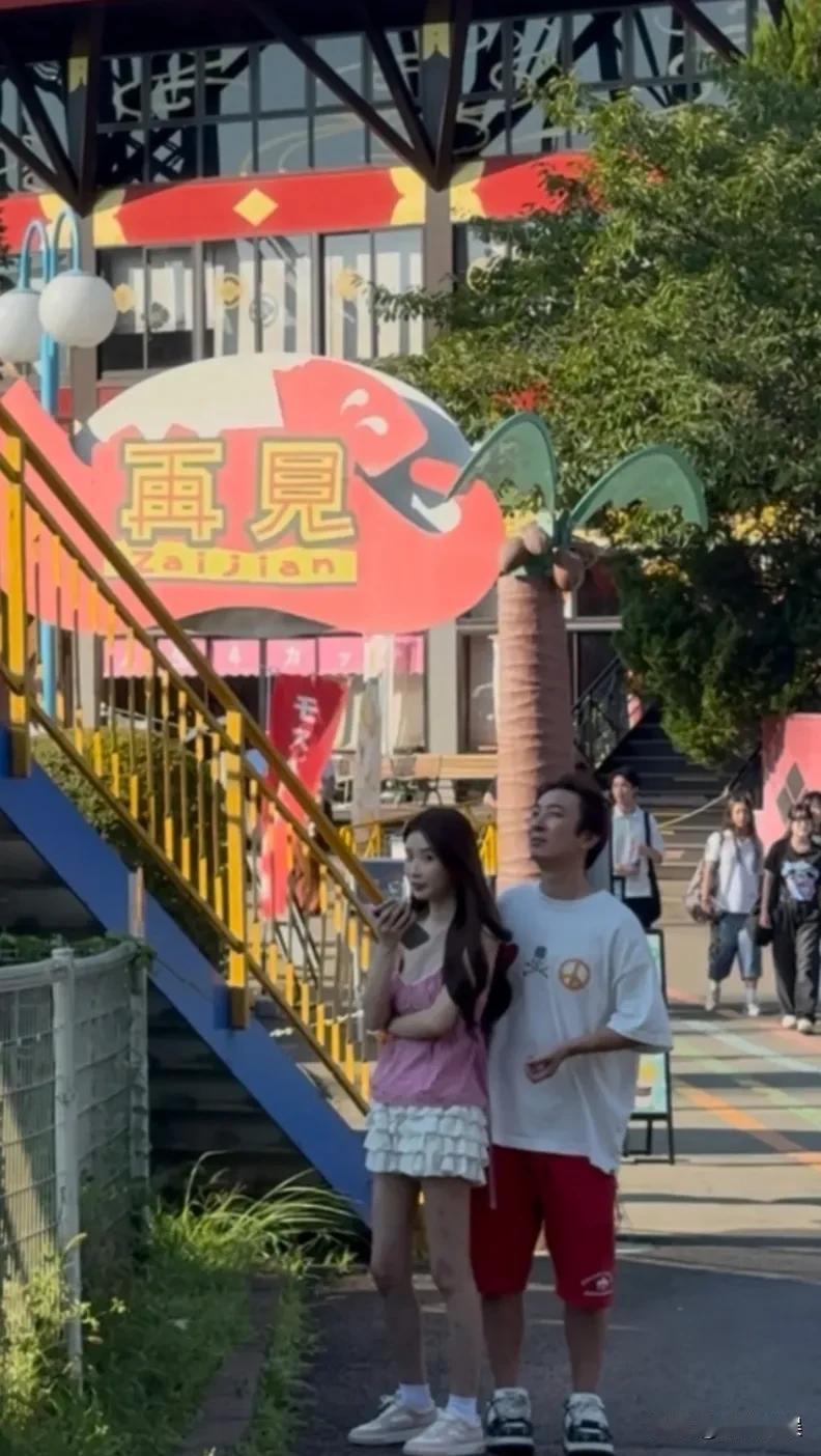 这是撕葱换女友了？撕葱和女伴现身日本富士急乐园，只是身边的女友好像不是懒懒。