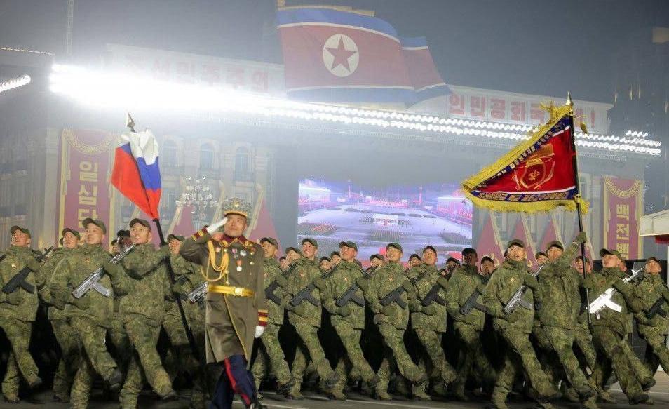 不同寻常，朝鲜阅兵仪式上，出现了俄罗斯联邦国旗在平壤举行的党代会阅兵式上，由