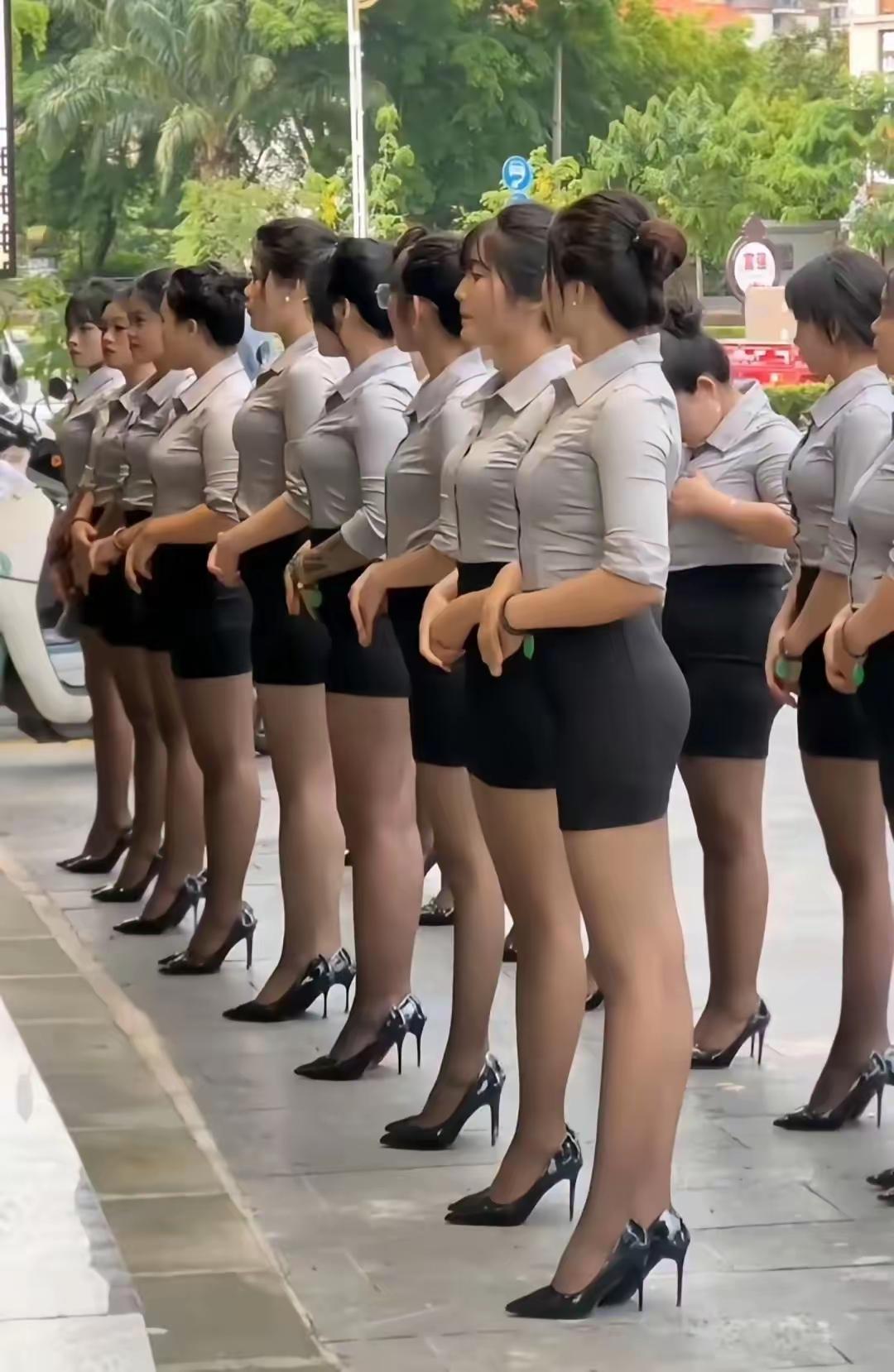 这样的穿搭真的能让生意变得更好吗？这年头确实各行各业都太卷了，大家都绞尽脑汁的