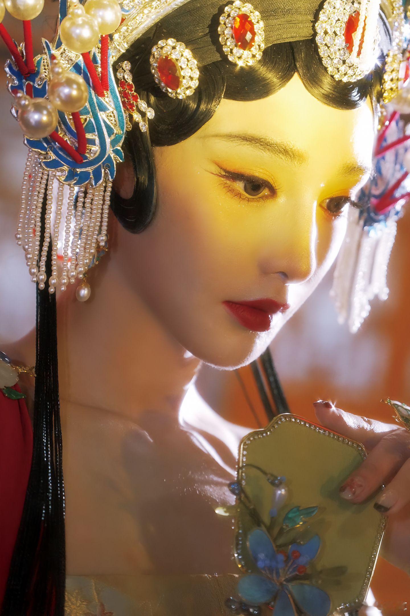 彭小苒一袭京剧花旦造型走红毯，真的好绝一女的[爱心][爱心]芭莎非遗之夜​​​