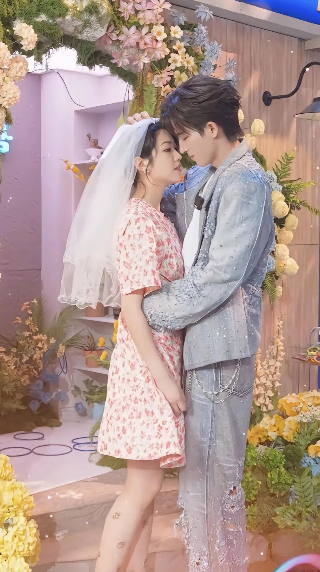 真棒，会玩的表演王星越和向涵之走一走，向涵之转面对王星越默默眼神，王星越把惊喜纱