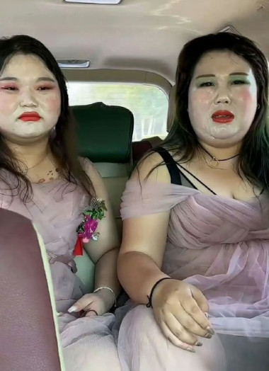 伴娘：大哥给空调打开吧！受不了了