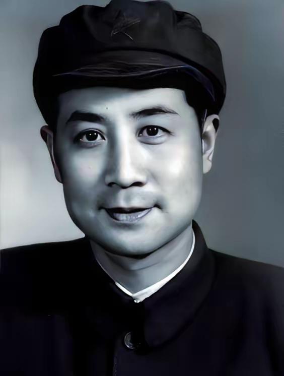 有这样一个人，出身地主家庭，却毅然投身革命；明明是共产党员，却顶着国民党少将、汪