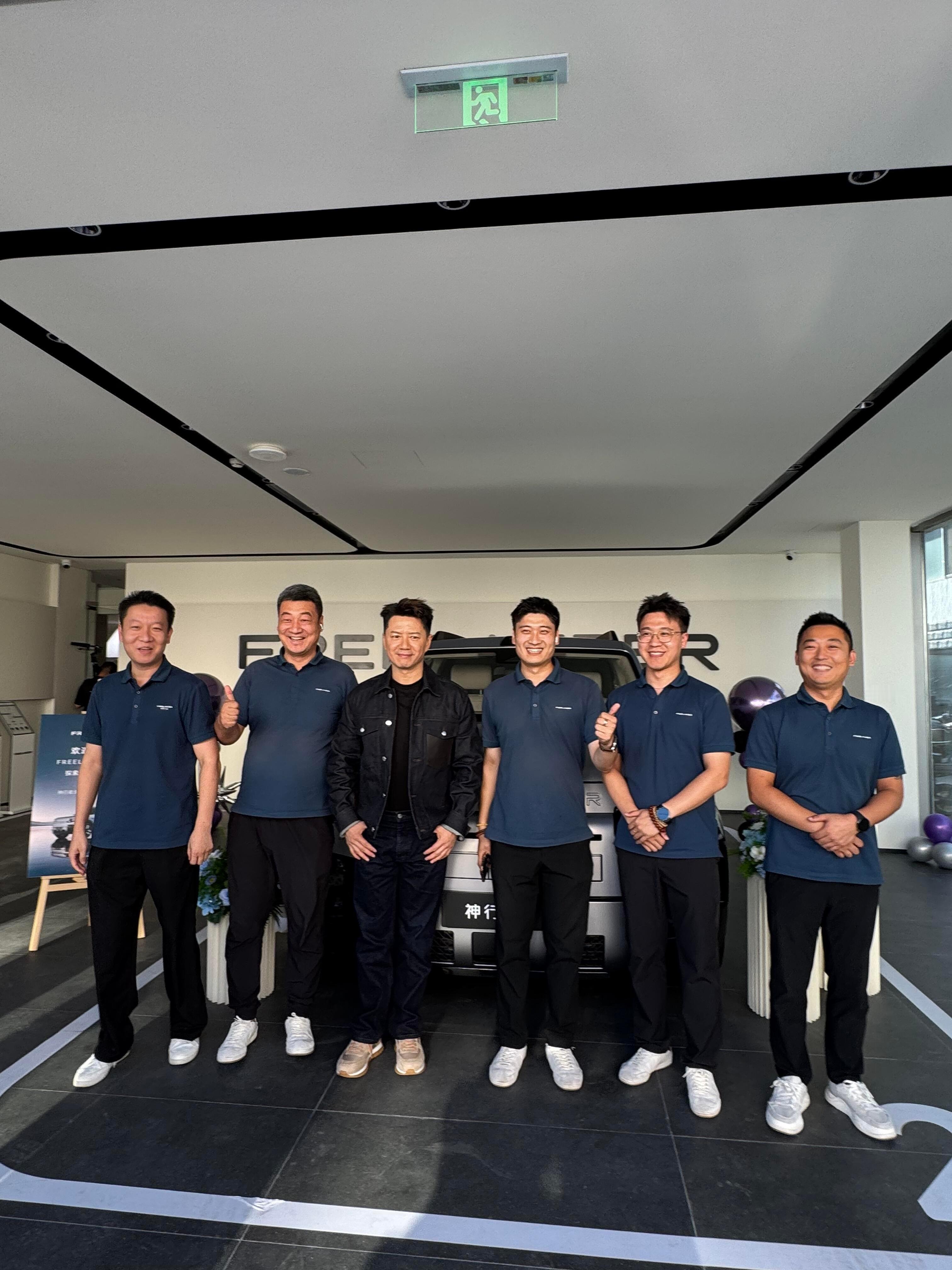 中间是乖乖站着的段奕宏小手办笑起来真有少年感​​​