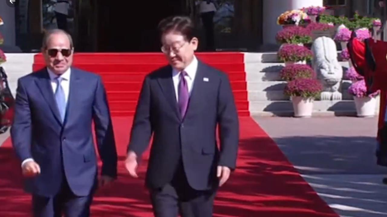 塞西出席韩国欢迎仪式，乘坐的汽车旁边走着穿传统服饰的接待人员，这画面看着好似穿越