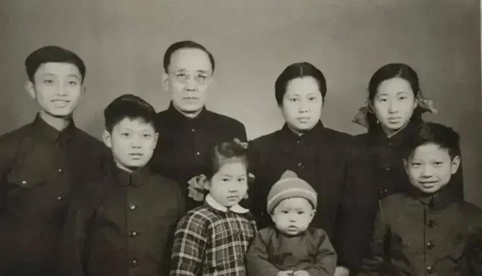 1912年，郭沫若和张琼华完婚。洞房之夜，因嫌妻子太丑，郭沫若冷着脸，转身就走。