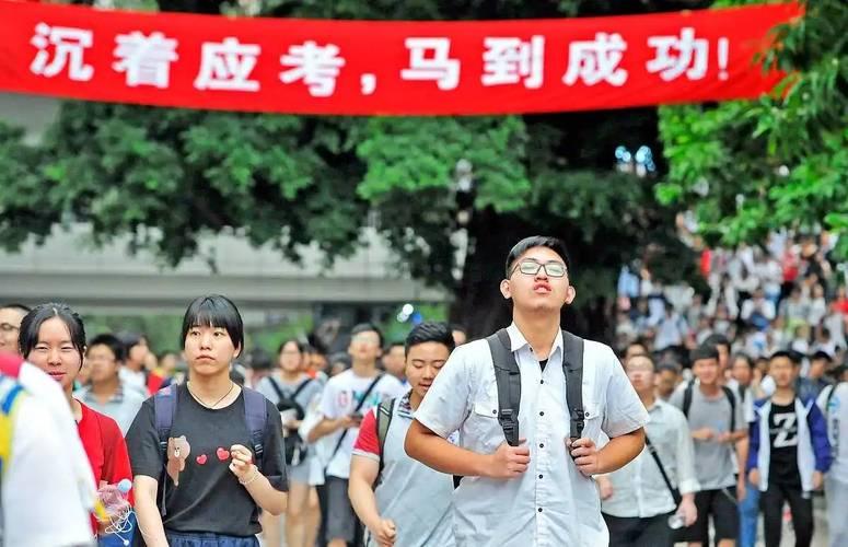 1290万！高考报名人数为何突然跳水？真相扎心了1290万人赴考，听起来还是人山