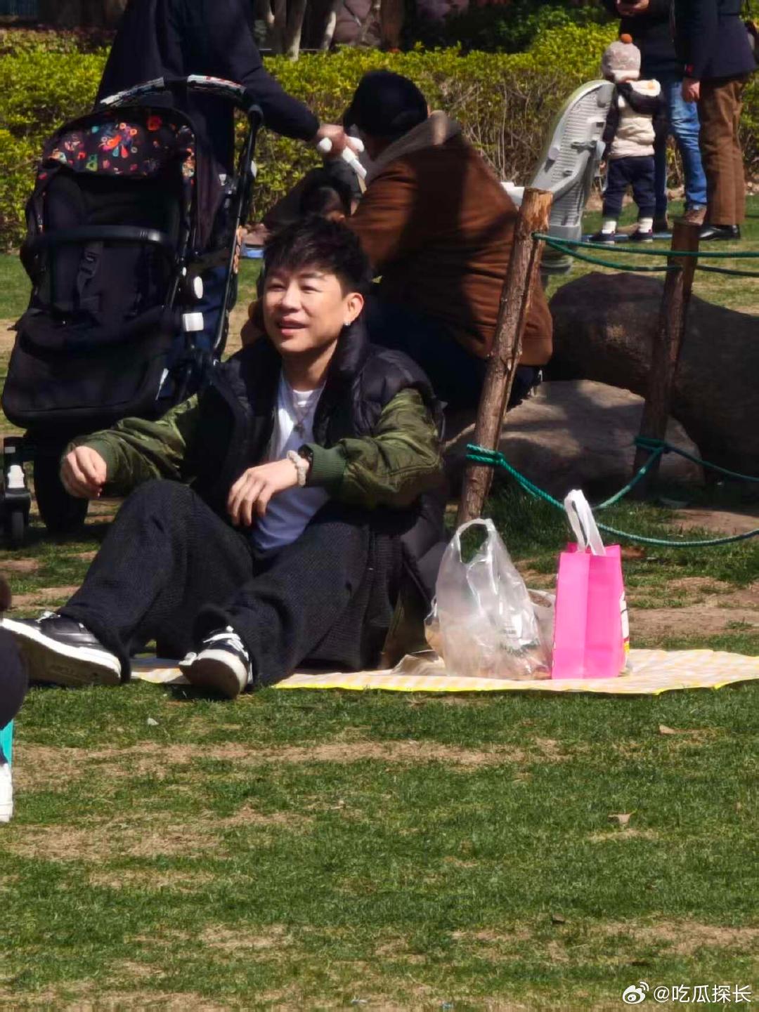 上海公园偶遇胡彦斌网友在上海公园偶遇胡彦斌，呆呆坐在那哈哈哈。公园偶遇胡彦斌野餐