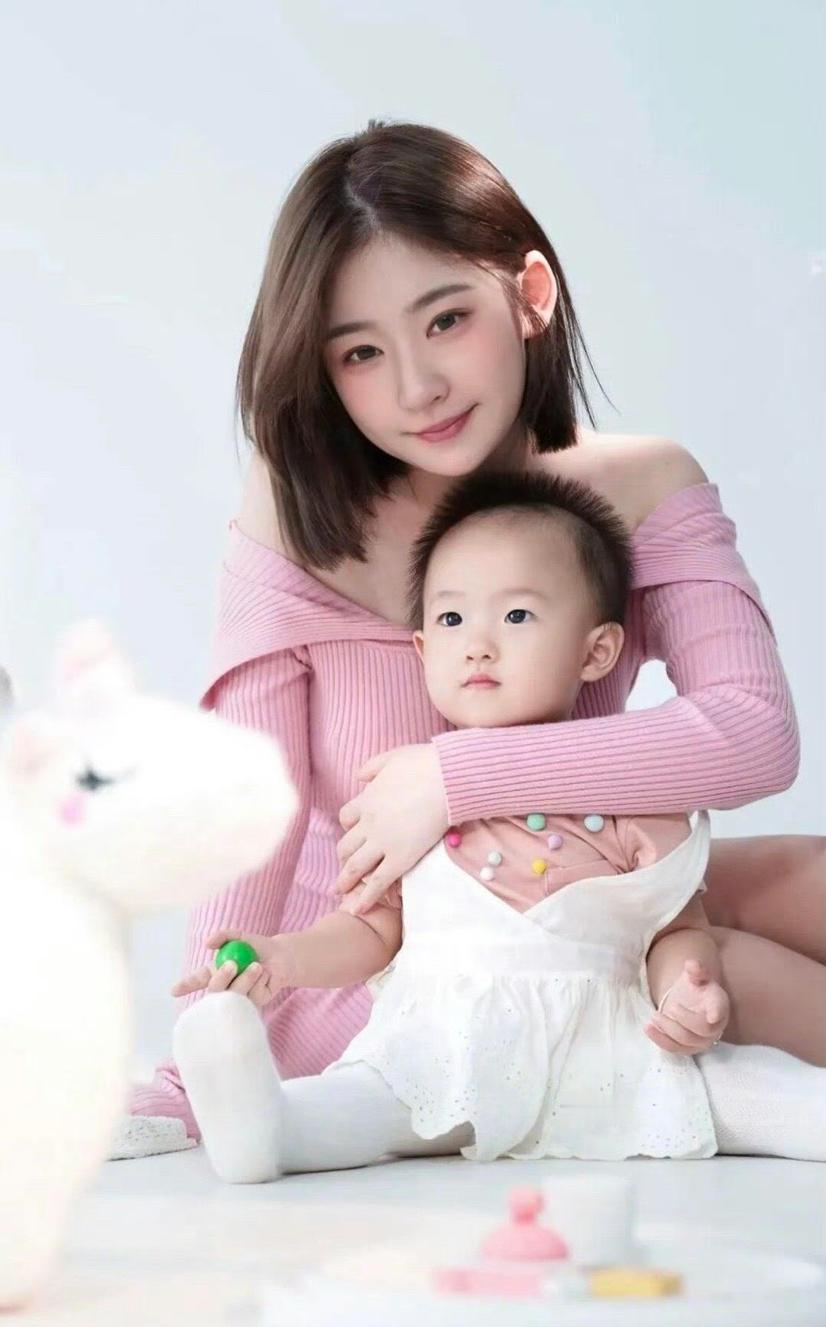 黄一鸣别营销“可怜单亲妈妈”人设了就看她闺女这两年的变化感觉这个孩子明显被养