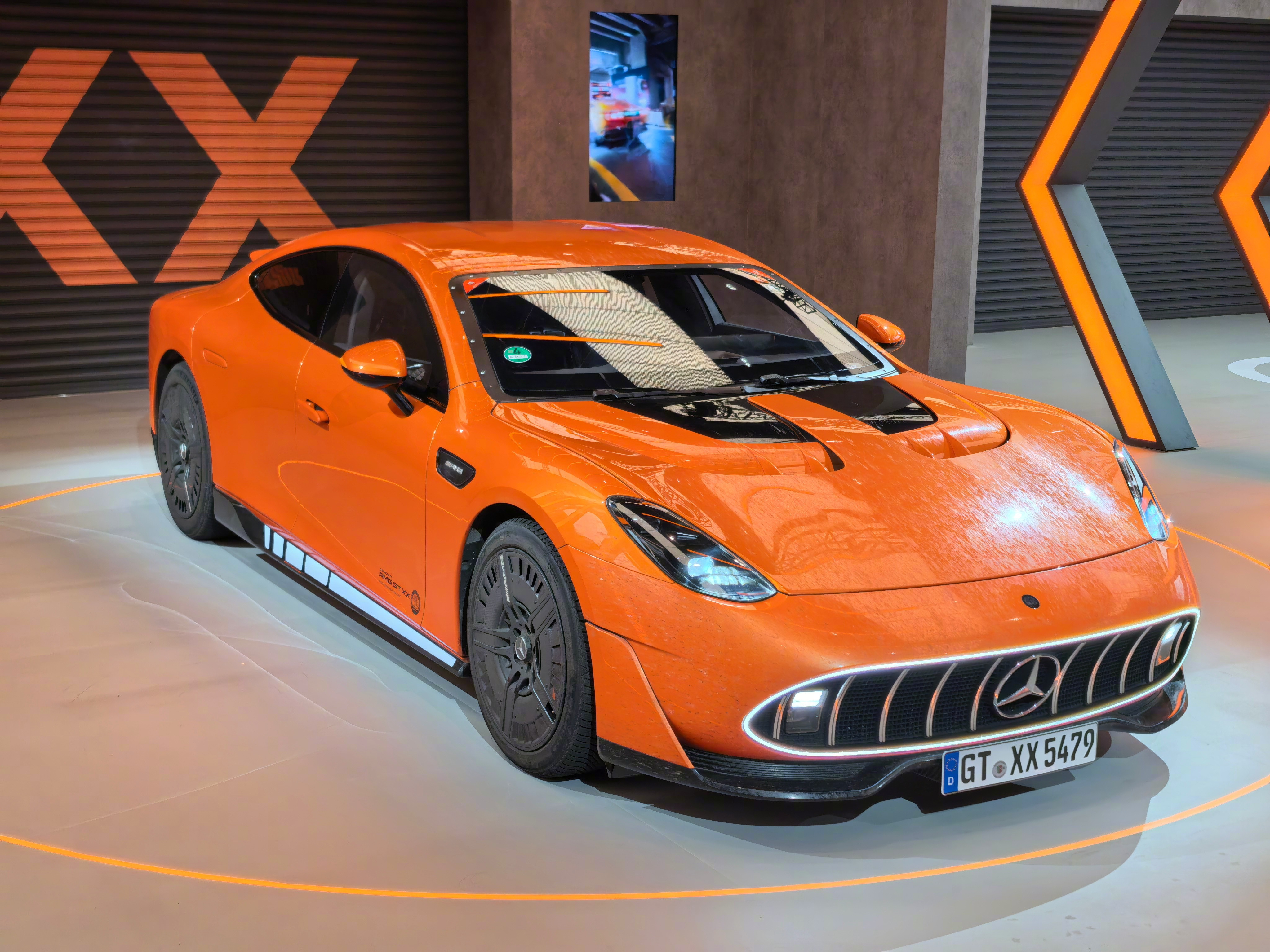 今天拍了奔驰的AMGGTXX，这个用了很多新科技的高性能车。非常流线的外观，加