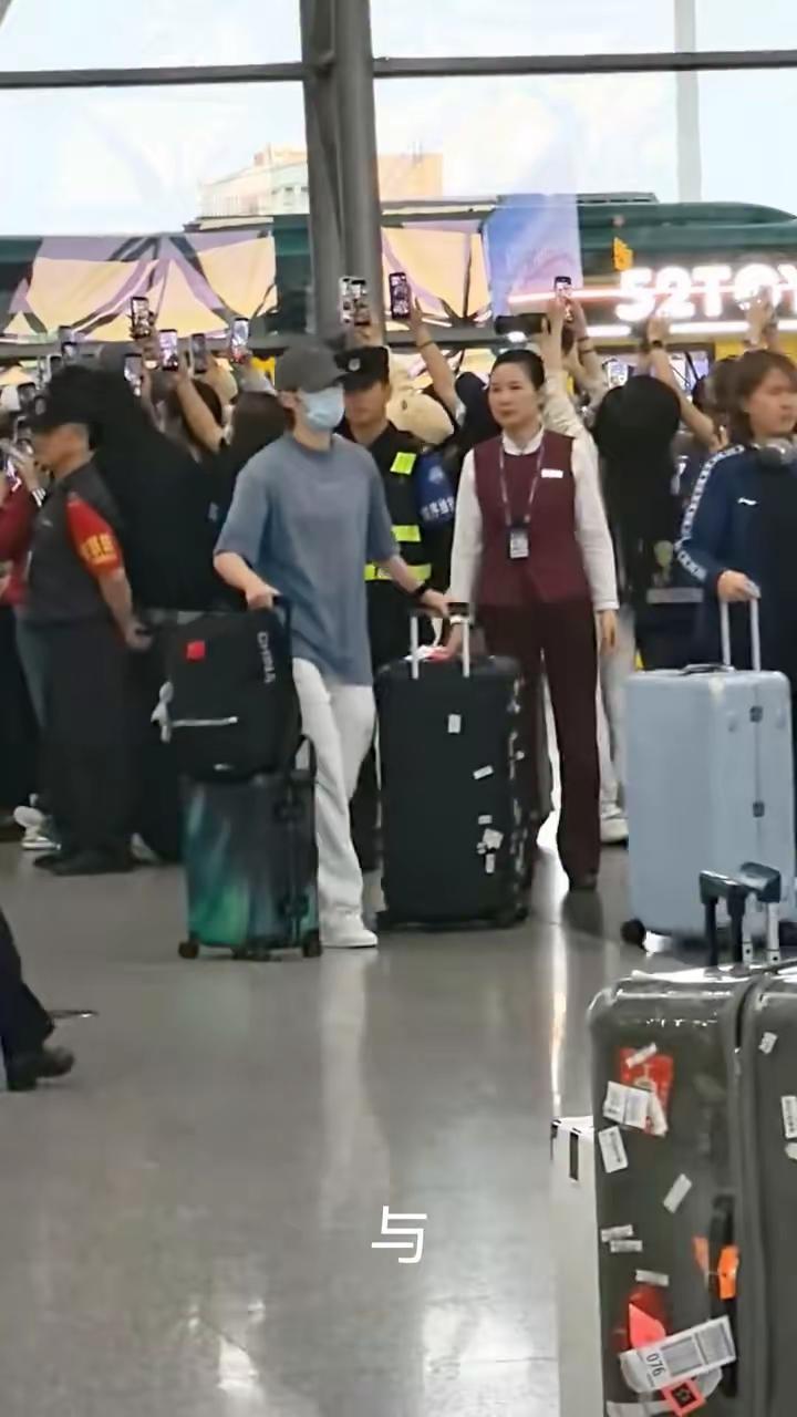 曼昱到机场后，受到球迷热烈欢迎！国乒大部队今晚乘机就要返回北京了，球迷们早早等