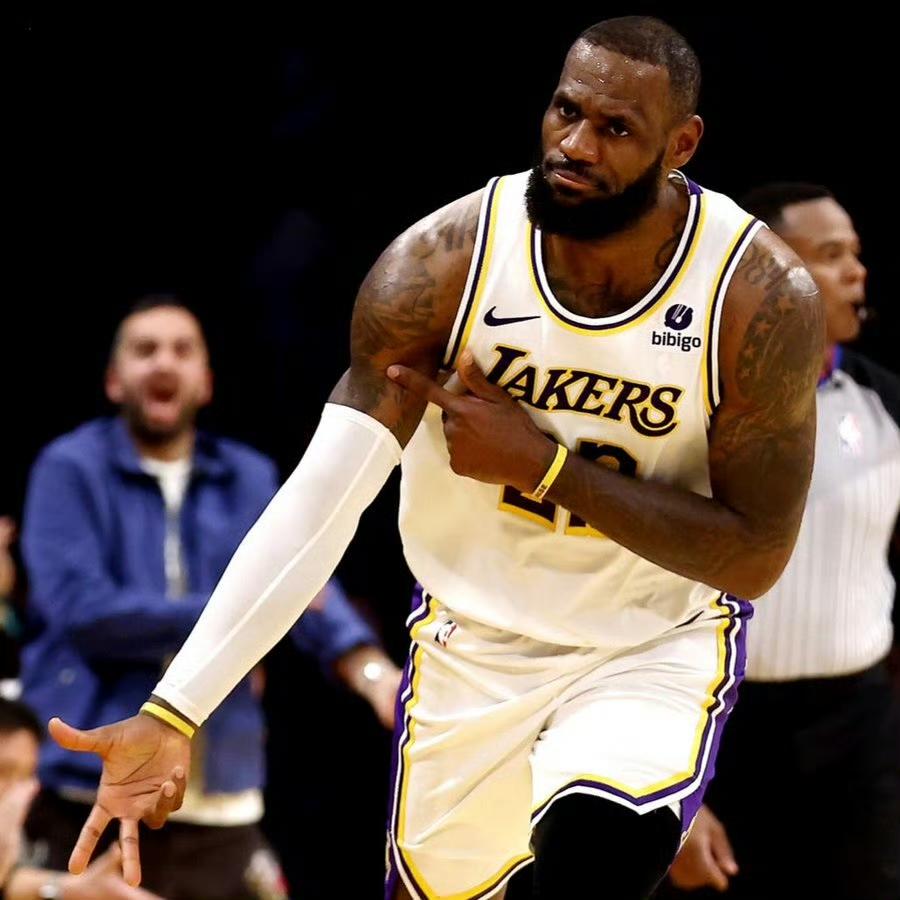 詹姆斯达成湖人生涯1000记三分球湖勇大战，里程碑达成！詹姆斯命中湖人生涯第