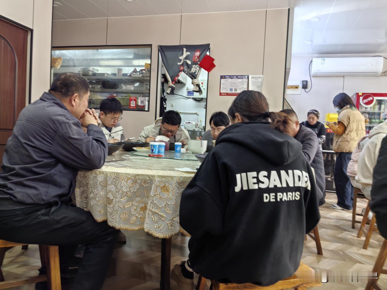 图二这一大碗面，你们猜要多少钱？老年大学上完课，一晃又快十二点了，肚子还真饿