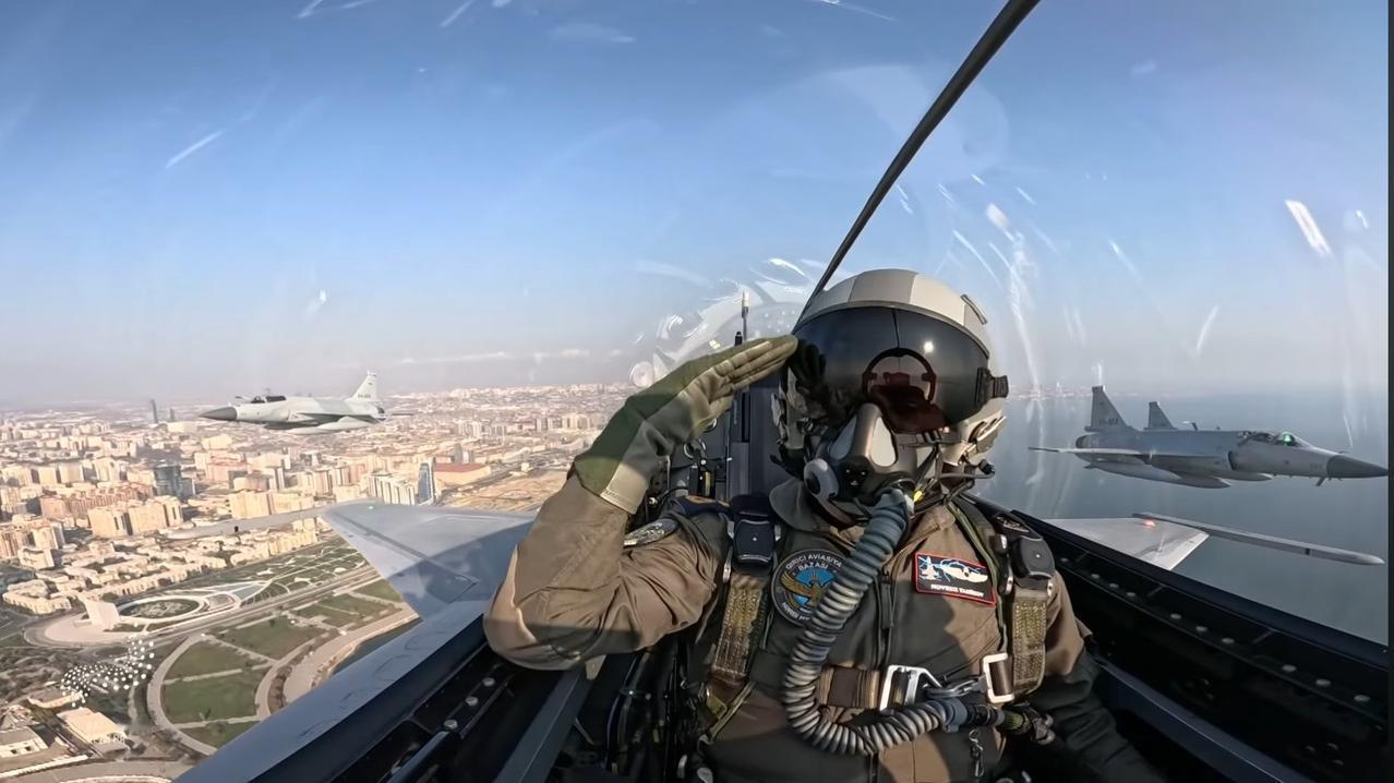 46亿美元真的稳了！第一批5架枭龙BLOCK3战机已经交付阿塞拜疆，参加胜利日阅