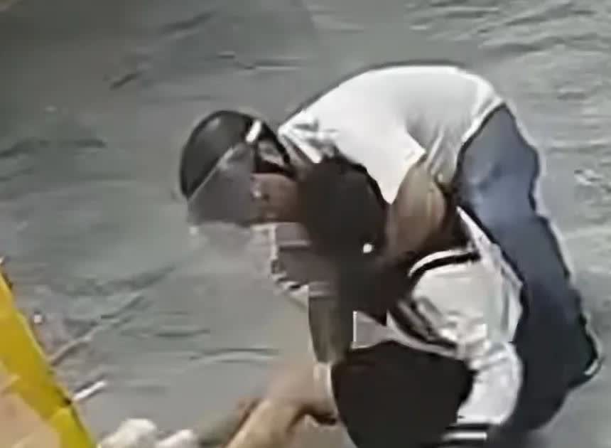 凌晨在电梯厅发生了可怕的一幕，只见一个戴头盔的男子目标明确地冲向一旁等电梯的女孩