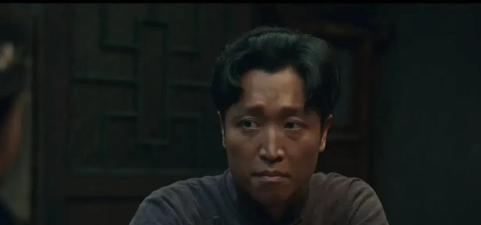 感觉郭龟腰才是《生万物》中最暖最靠谱的男人。他对身患痨病的妻子不离不弃，照顾她一