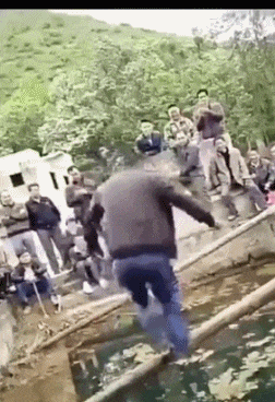 爆笑GIF: 你能别对我笑得那么甜嘛? 我心慌慌