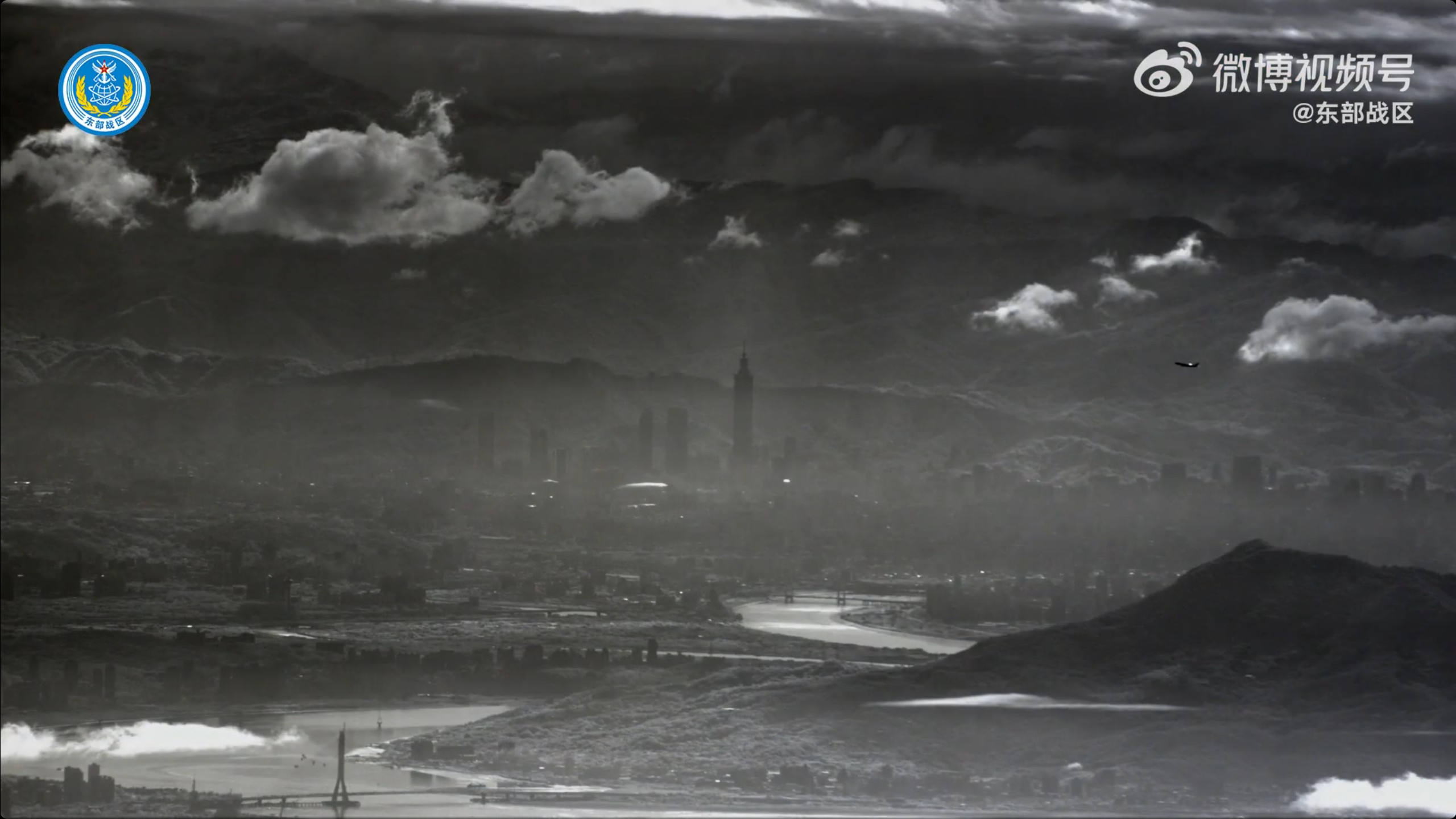 凌晨1点42分，双尾蝎自西北向东南方向拍摄淡水河口和101大厦