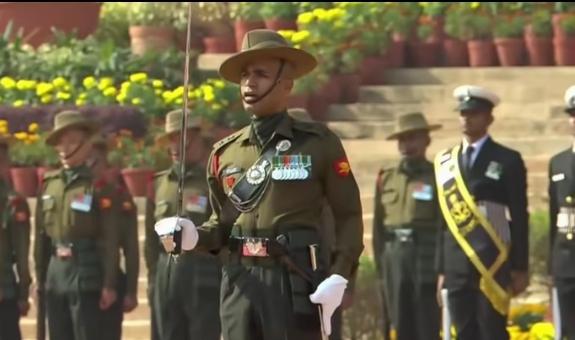 真是没有对比就没有伤害！这次普京访问印度，普京都要被印度仪仗队逗笑了！大家注意看