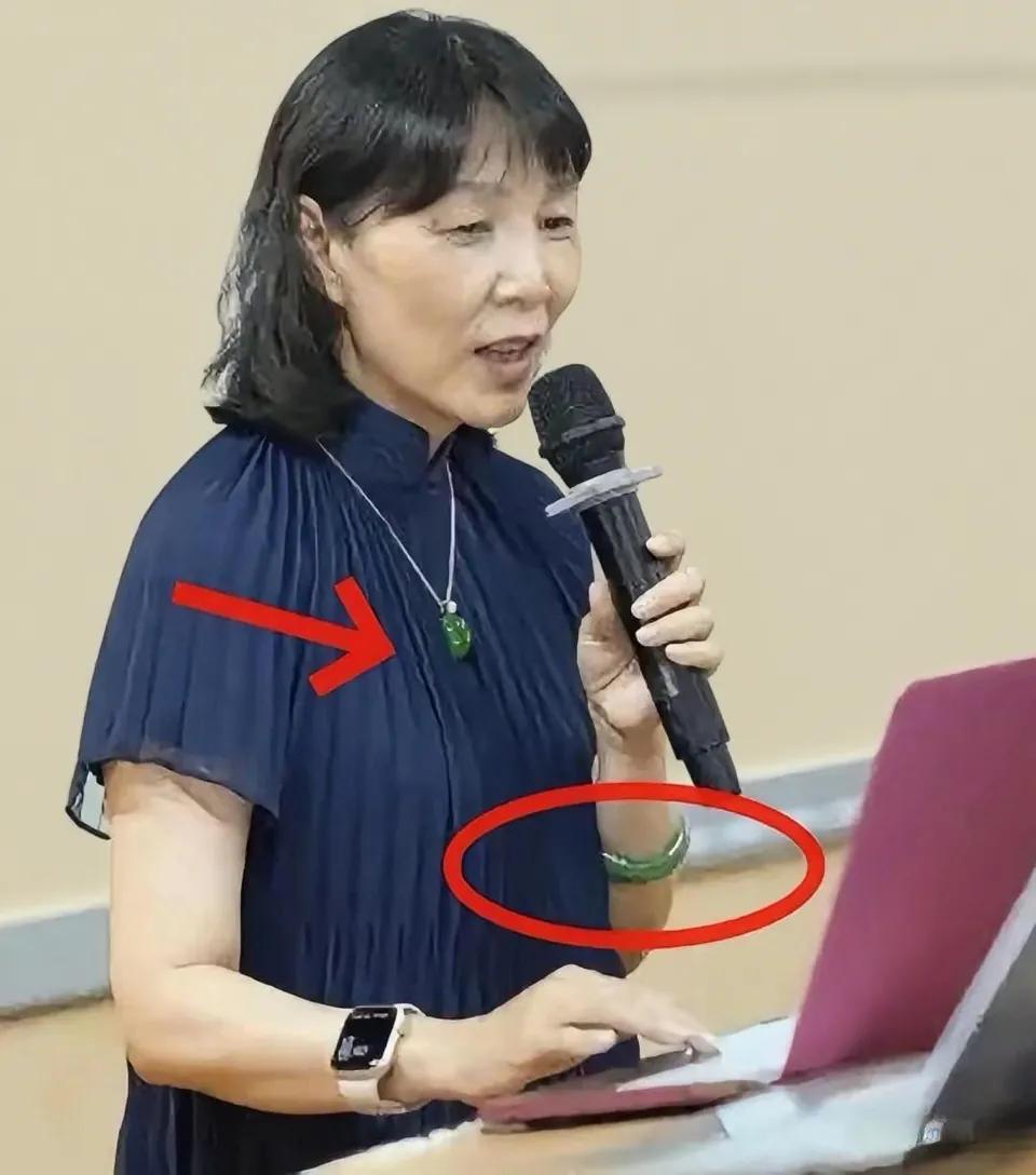 杜建英低调？她戴的镯子和吊坠看起来普普通通，懂行的人却知道，那绿色手镯和吊坠