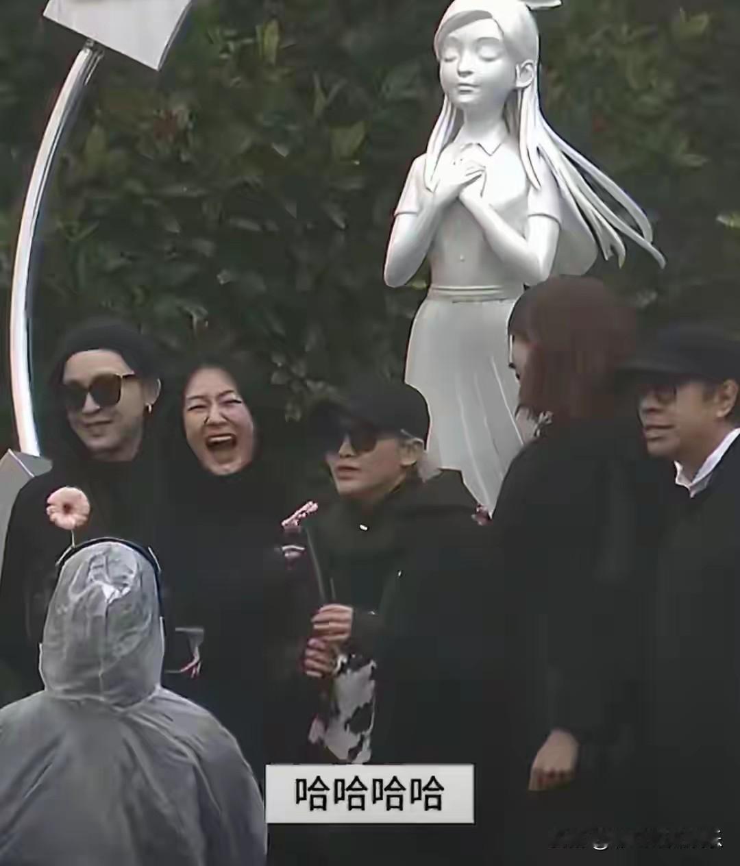 小S在大S雕像前放声大笑，大S逝世一周年小S大笑似乎不太好，是对逝者不敬。小