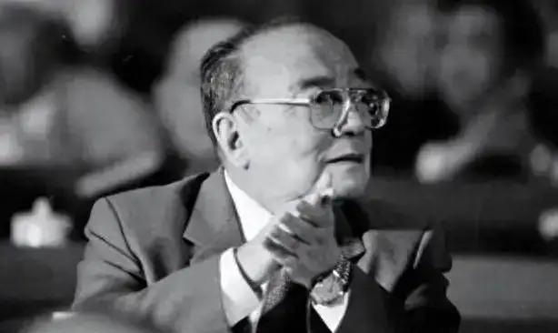 毛主席为什么能把各路“山头”捏成一团？杨尚昆晚年一句话点透。杨尚昆晚年在回顾党的