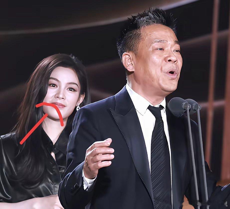 时尚中国之夜孙浩唱 《主角》片尾曲时陈丽君站在旁边不是冷脸，是那种“哇你真行”的