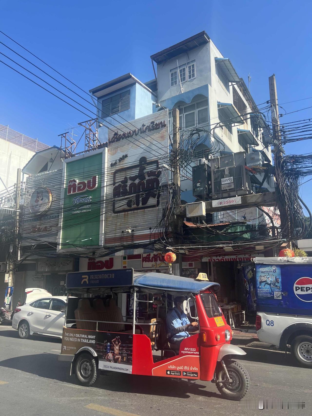 遇到扫兴的父母是什么体验事情是这样的，今天早上在泰国的曼谷很著名的校服店TOP