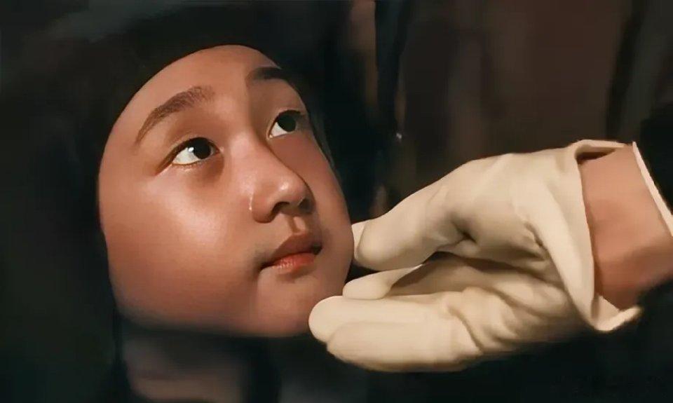 在《人生若如初见》中，梁乡的形象充满了矛盾与挣扎，尽显拧巴之态。身为没落贵族，他