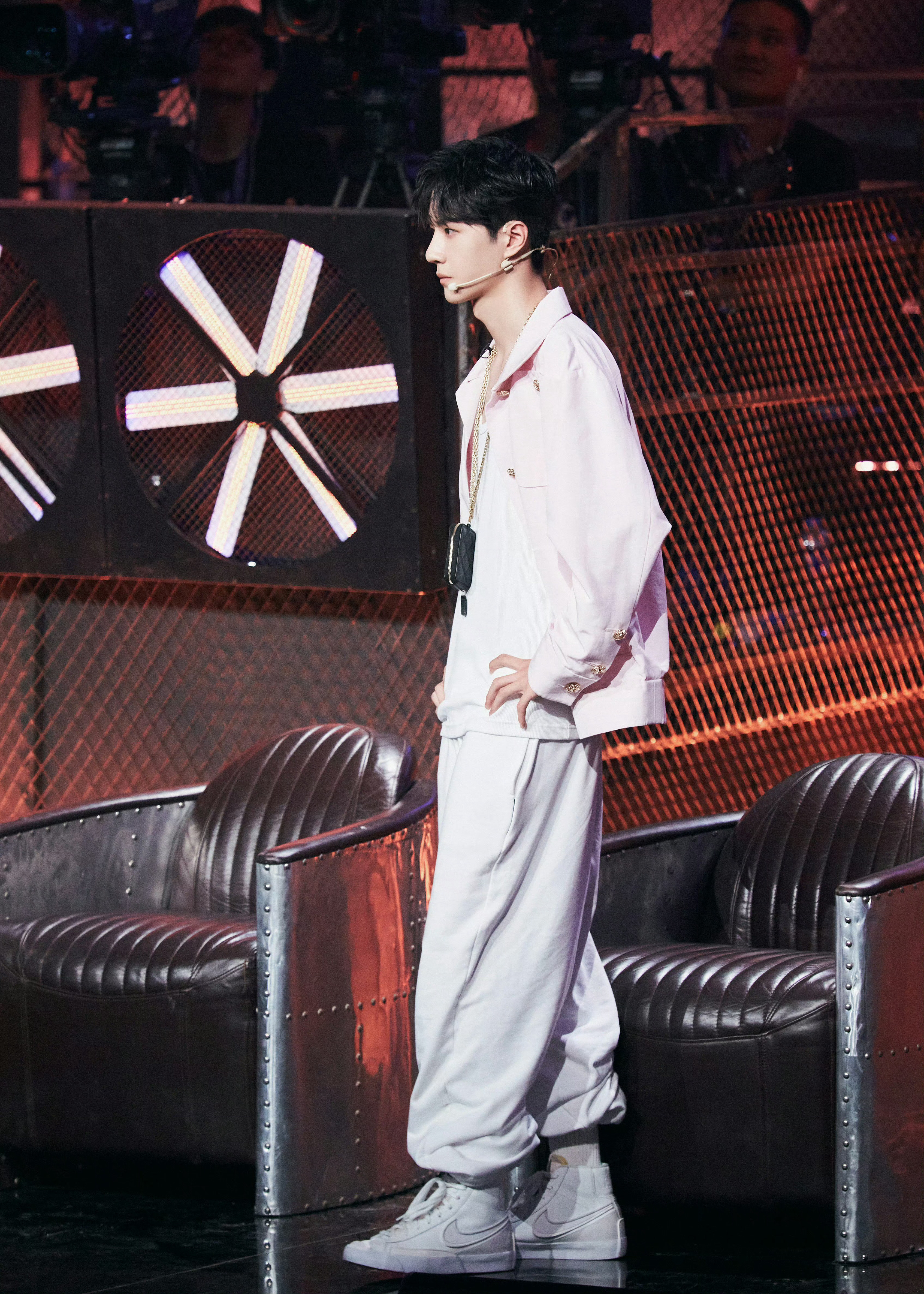 白裤子一出手，就知有没有！王一博2026年央视总台春晚王一博的考古日常