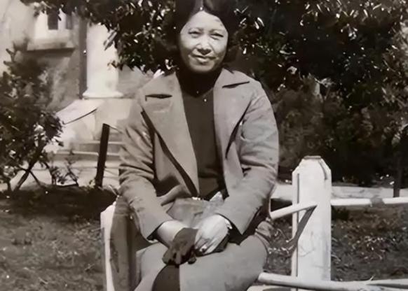 1951年，29岁的王化琴被押上行刑台，行刑前，她拼尽全力喊出康乃尔三个字，在场