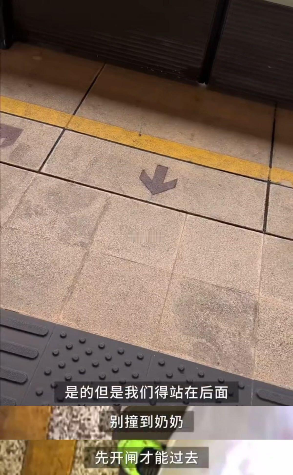 张柏芝对儿子的教育好细节孩子问她一个天马行空的问题，她没有说“等你长大就懂了”