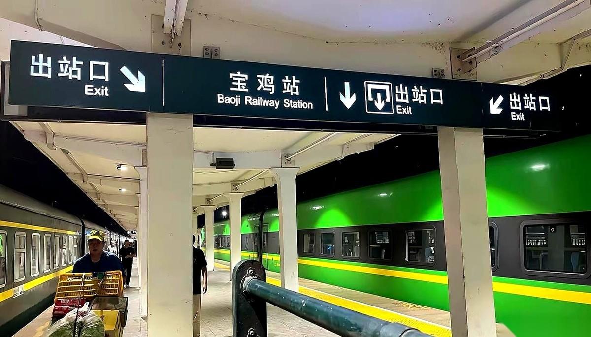 10月11日，西北铁路网迎来四季度大调图。这份排班表里最硬的一条信息是：西安往返