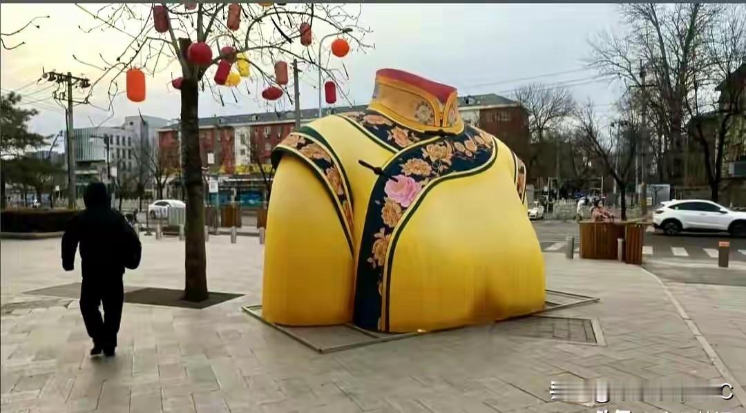 本来想去圆明园溜达一圈，感受下历史的厚重，结果还没进门就被那件“大马褂”给整不会