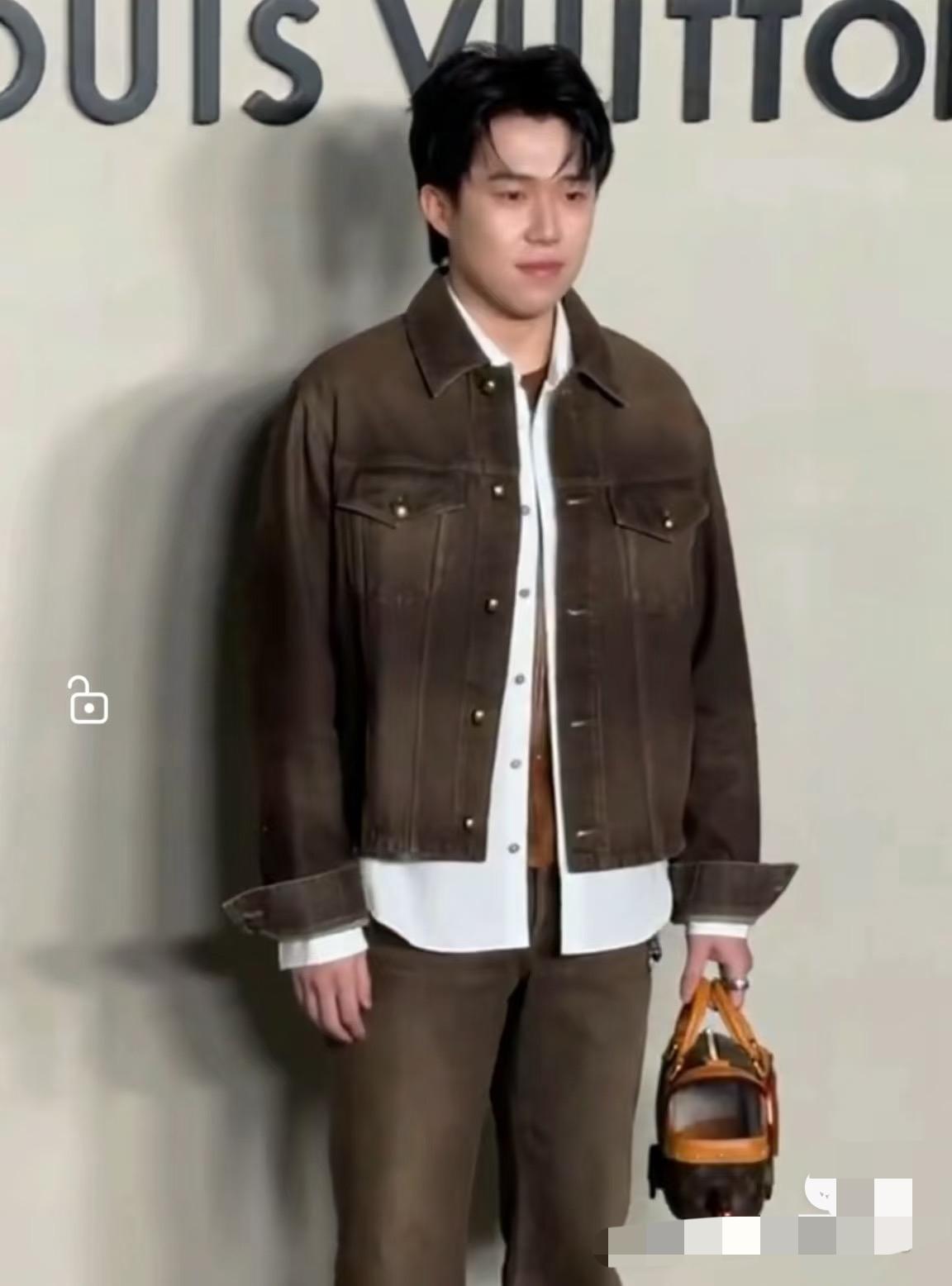 虽然看到王楚钦拍照有一丝拘谨，但这正是干净纯粹的一面，体坛的孩子与内娱不同，