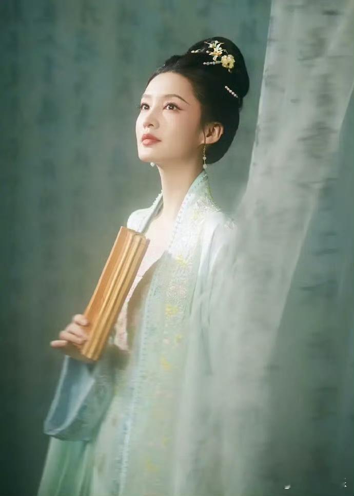 陈都灵，李沁，陈瑶章若楠，胡冰卿，陈昊宇张婧仪，白鹿，毛晓彤她们是网友票选出饰演
