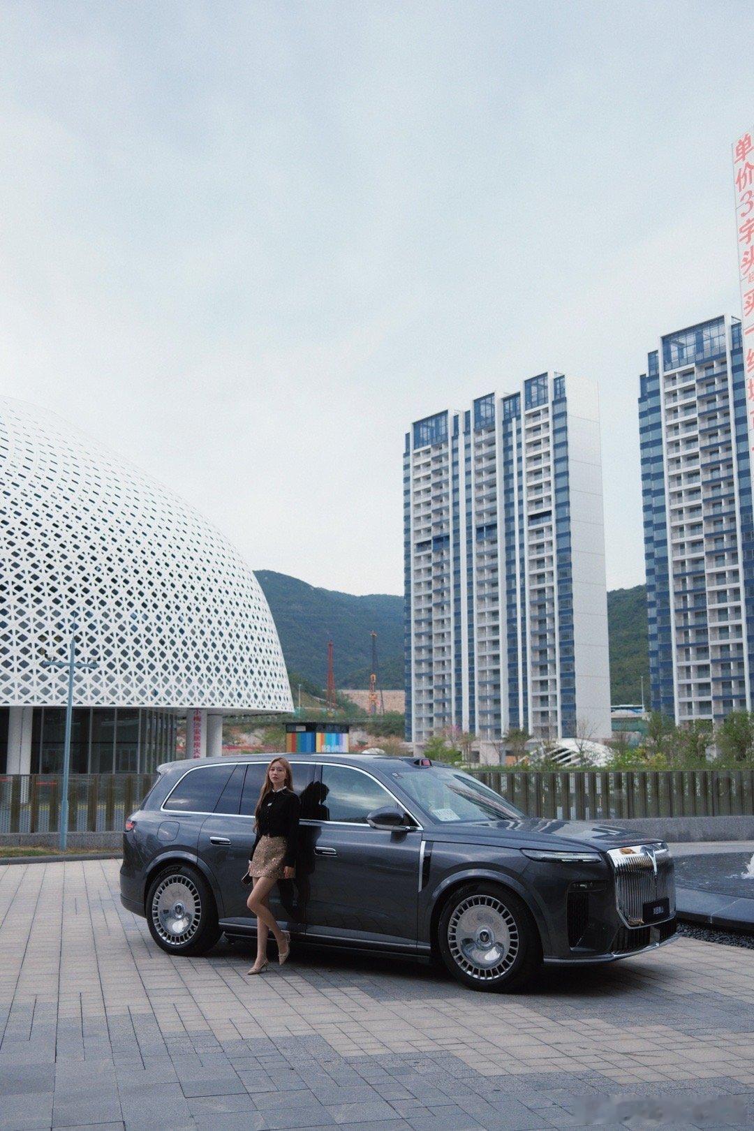 坐岚图泰山有种，大小姐下车，都让一下的赶脚～