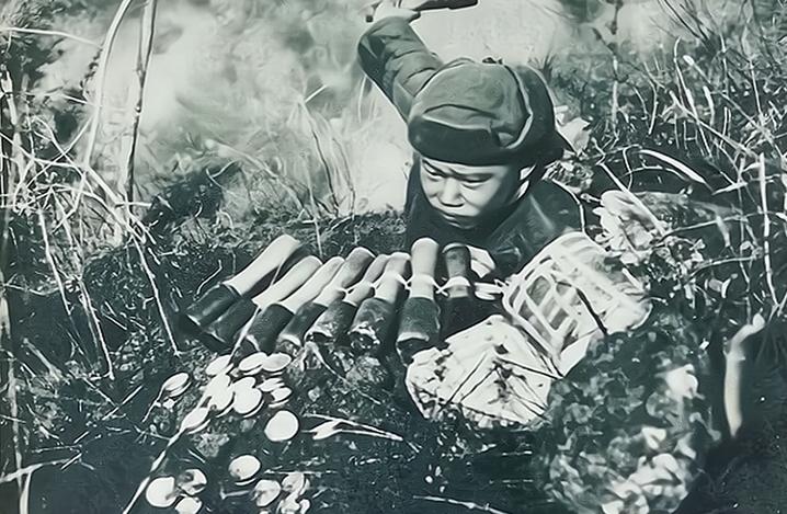 1951年，汉江阻击战中，18岁小战士潘天炎吃完炒面和雪后感觉肚子很痛，急忙跑到