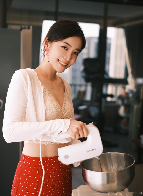 人妻感拉满！余霜晒照：头发盘起衣服拍出来一种温柔贤惠风2025LPL英雄联盟竞