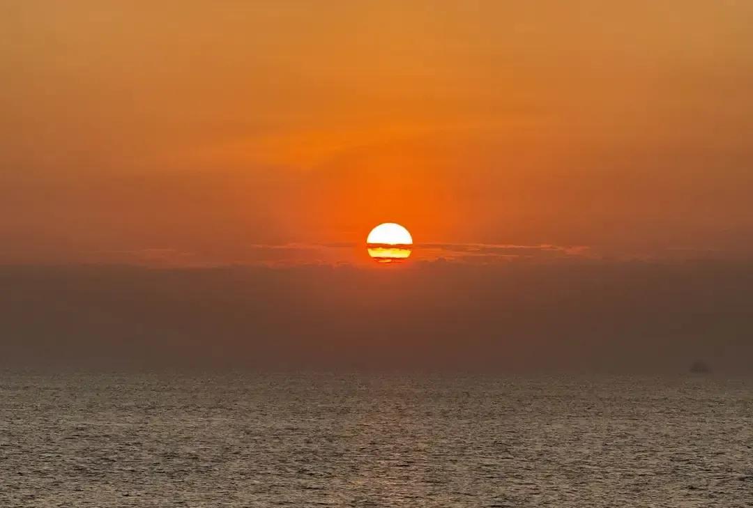 长江口新规让船员每半小时钻进舵机间拍带水印照片，说是保安全，我听完只觉腰疼。夜
