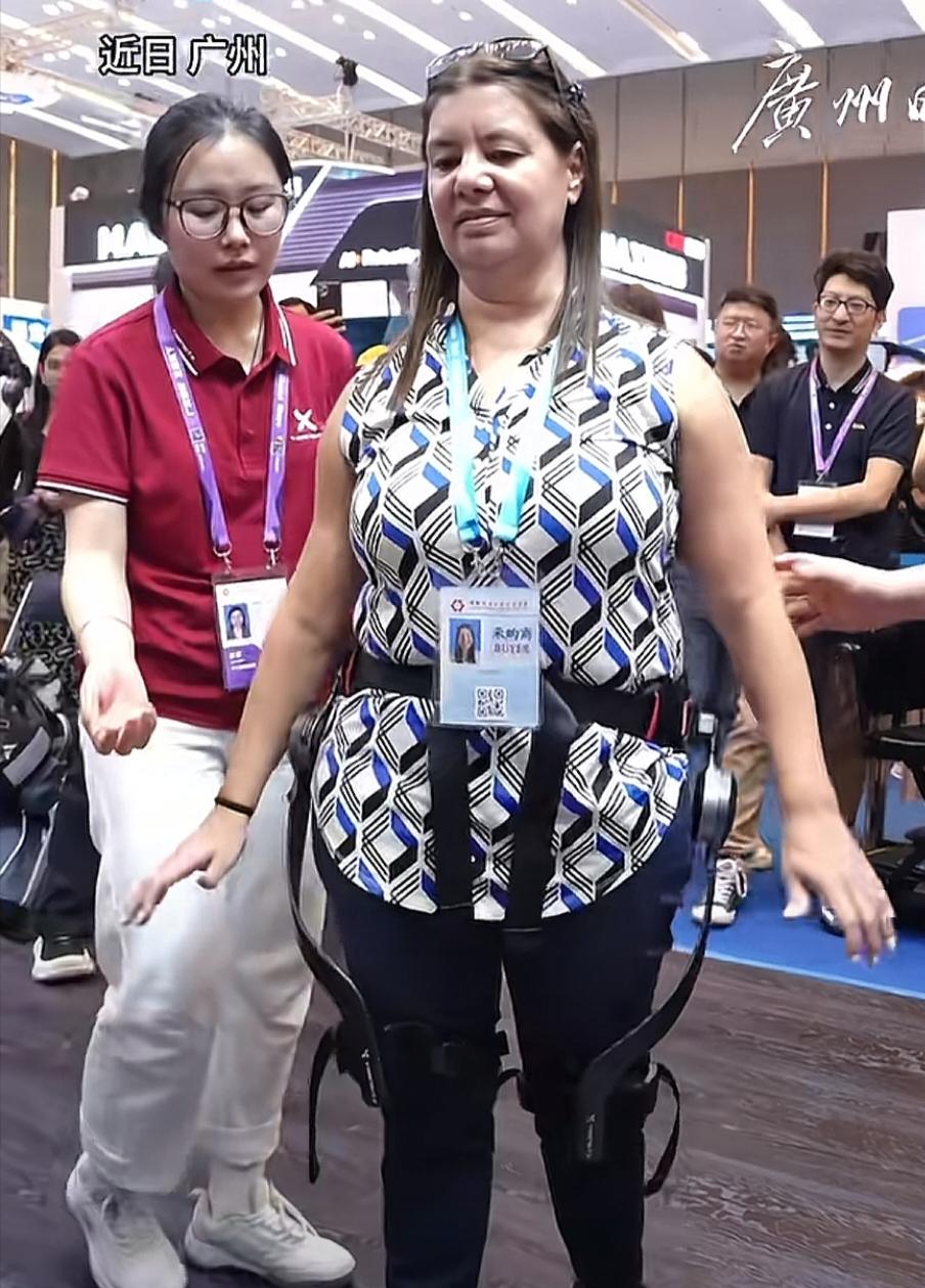 广交会上一个外国女子穿中国外骨骼机器人穿搭设备，完成了独立自主行走，而这名女子是