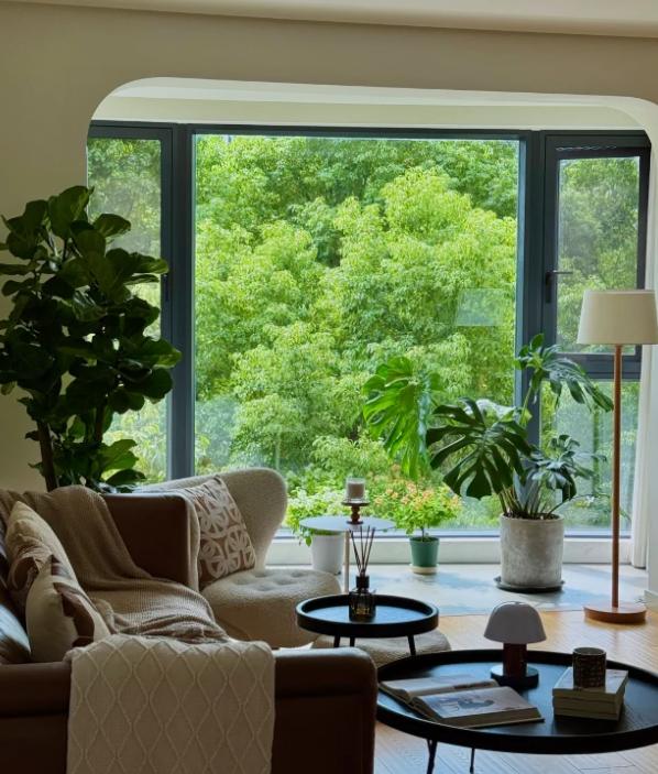 白天售楼小姐口若悬河吹上天，晚上你再去瞄一眼。小区是什么档次，根本不用听销售瞎忽