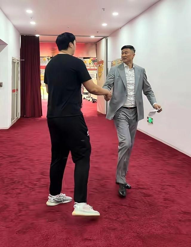 朱芳雨、杜锋现在估计肠子都悔青了。他们后悔的不是离开广东队，也不是没拿到第12冠